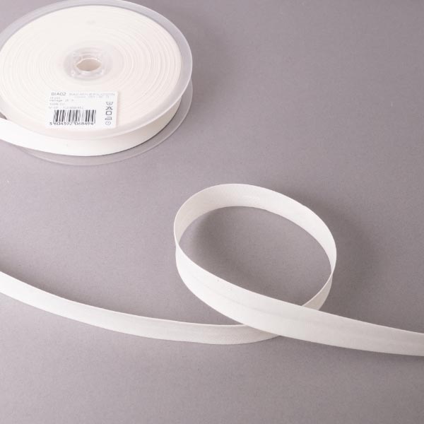 18MM CENTRE FOLD POLYCOTTON BIAS 25M 1001 Ivory