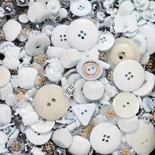 40G 06 PALE BLUE ASSORTED BUTTONS 6