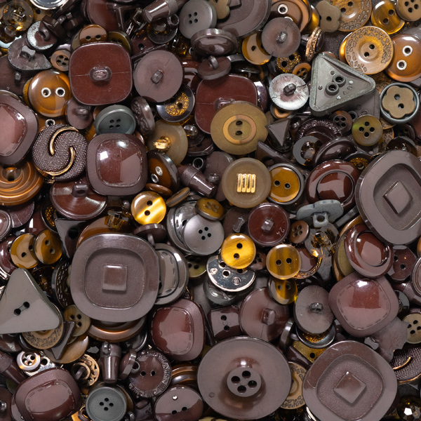 40G 12 BROWN ASSORTED BUTTONS 12