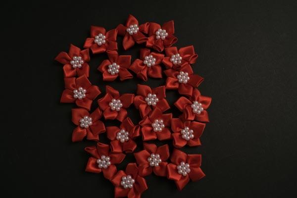 METALLIC ROSETTES WITH WHITE BEADS RED/WHITE