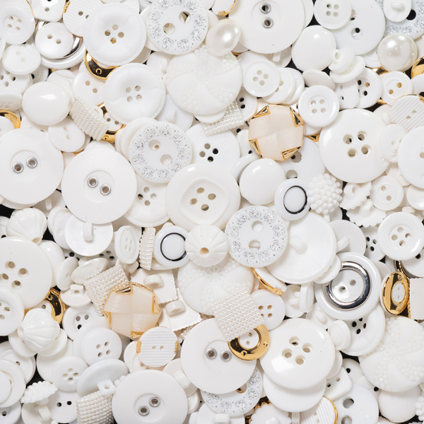 40G 02 WHITE ASSORTED BUTTONS 2